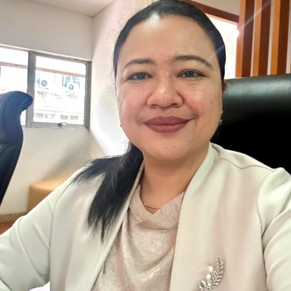 Dr. Dewi Yanti Liliana, MKom